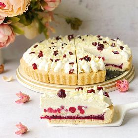 Торт Брусничный с белым шоколадом (1,5 кг/ 12 порций) Торт Брусничный с белым шоколадом (1,5 кг/ 12 порций)